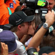 Nico Rosberg besa a su novia tras la victoria en Mónaco