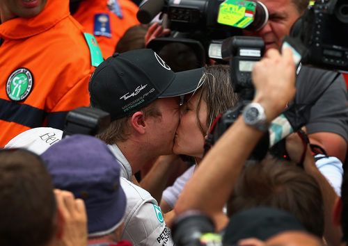 Nico Rosberg besa a su novia tras la victoria en Mónaco