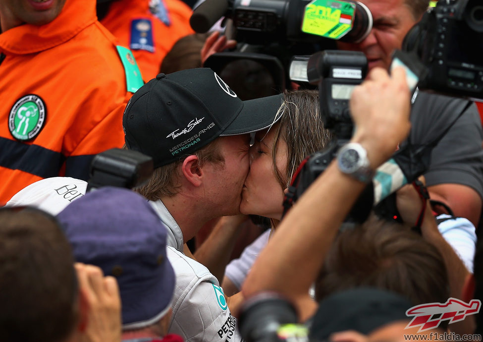 Nico Rosberg besa a su novia tras la victoria en Mónaco