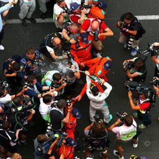Nixo Rosberg baña en champán al equipo