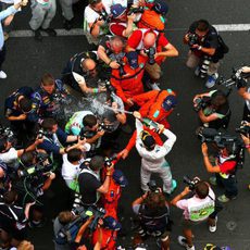 Nixo Rosberg baña en champán al equipo