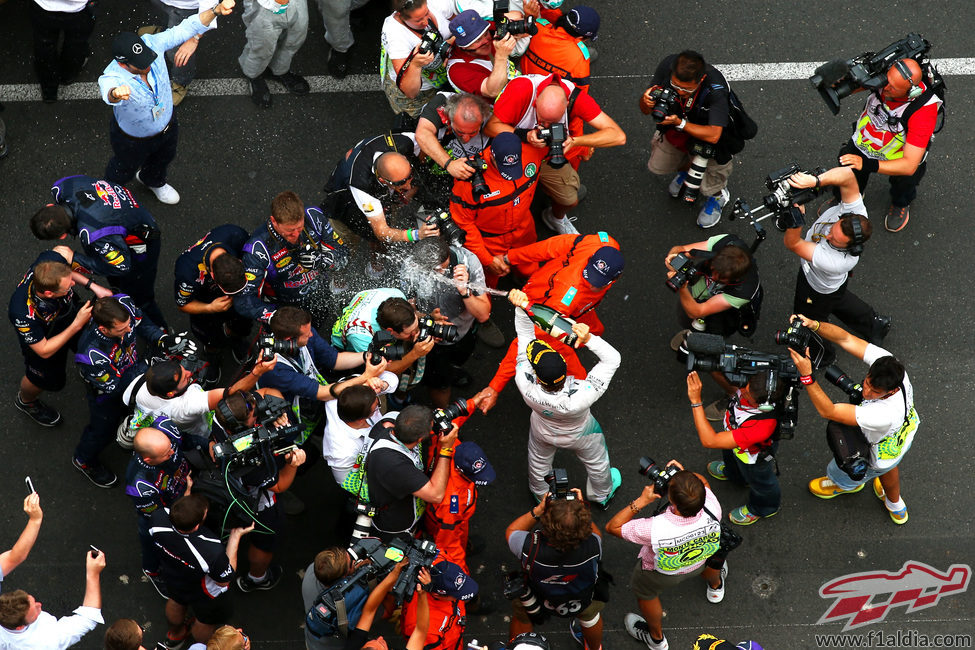 Nixo Rosberg baña en champán al equipo