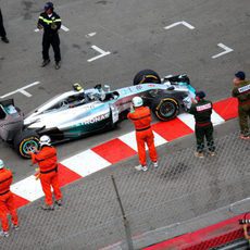 Nico Rosberg pasa entre los comisarios finalizado el GP