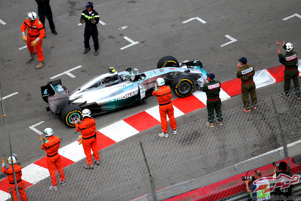 Nico Rosberg pasa entre los comisarios finalizado el GP