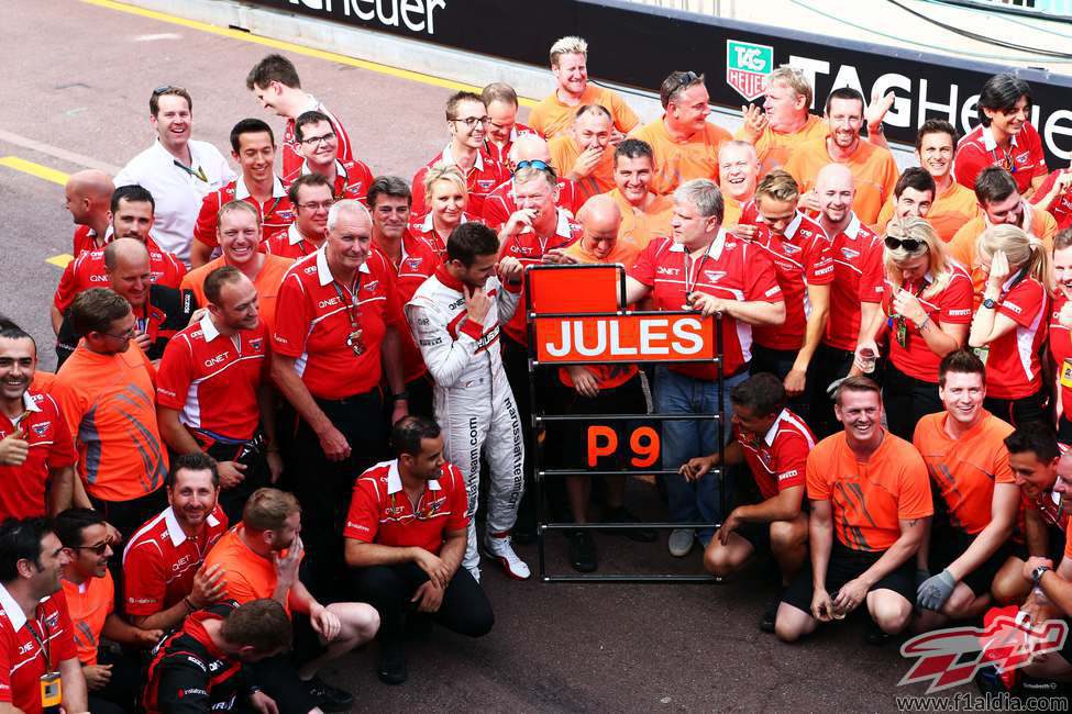 El equipo Marussia celebra sus primeros puntos