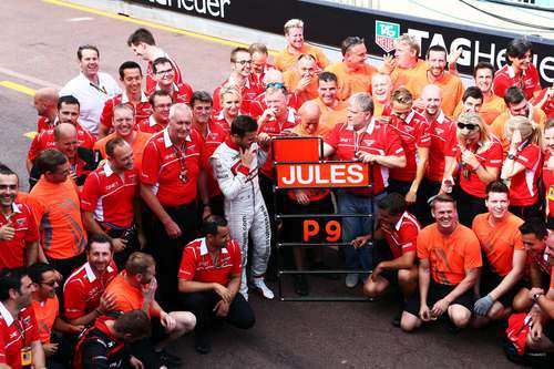 El equipo Marussia celebra sus primeros puntos