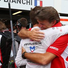 Jules Bianchi se abraza a Graeme Lowdon