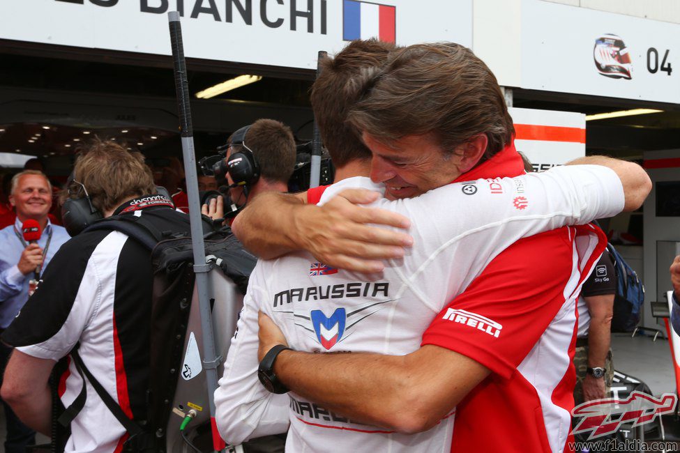 Jules Bianchi se abraza a Graeme Lowdon