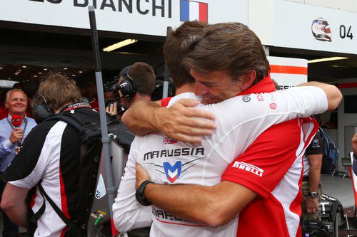 Jules Bianchi se abraza a Graeme Lowdon