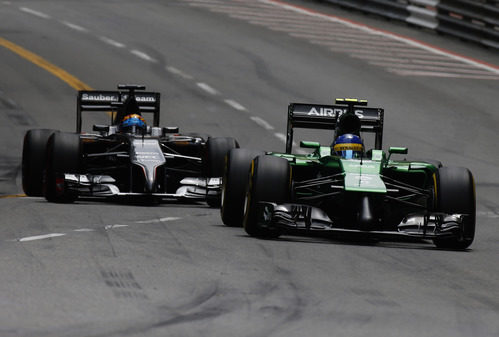 Marcus Ericsson trata de mantener a Adrian Sutil