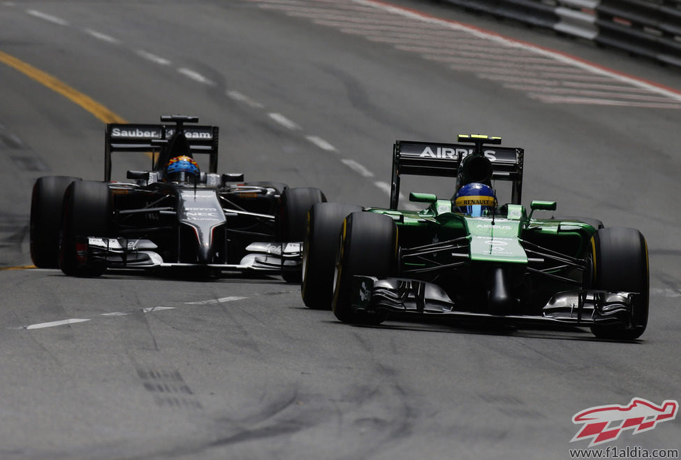 Marcus Ericsson trata de mantener a Adrian Sutil