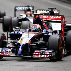 Daniil Kvyat abandonó por un fallo en el escape