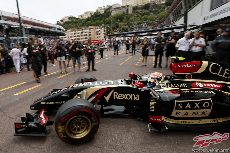 Pastor Maldonado sale al abrirse el pitlane