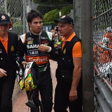 Sergio Pérez no llegó a completar ni la primera vuelta