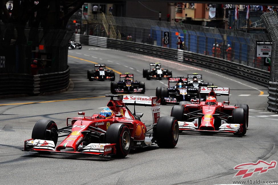 Fernando Alonso y Kimi Räikkönen ruedan juntos