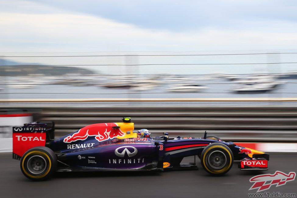 Daniel Ricciardo casi da caza a Hamilton