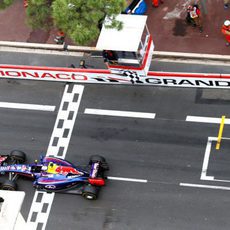 Daniel Ricciardo cruza la meta en el Principado