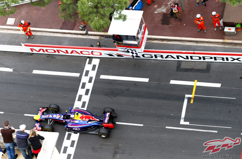 Daniel Ricciardo cruza la meta en el Principado