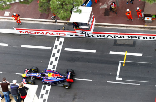 Daniel Ricciardo cruza la meta en el Principado