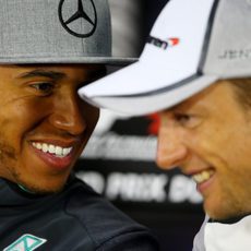 Lewis Hamilton y Jenson Button ríen en rueda de prensa