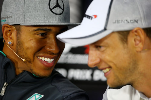 Lewis Hamilton y Jenson Button ríen en rueda de prensa