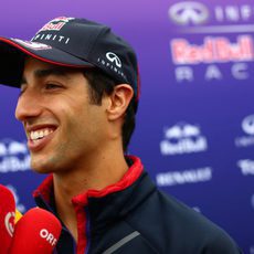 Daniel Ricciardo atiene a las televisiones