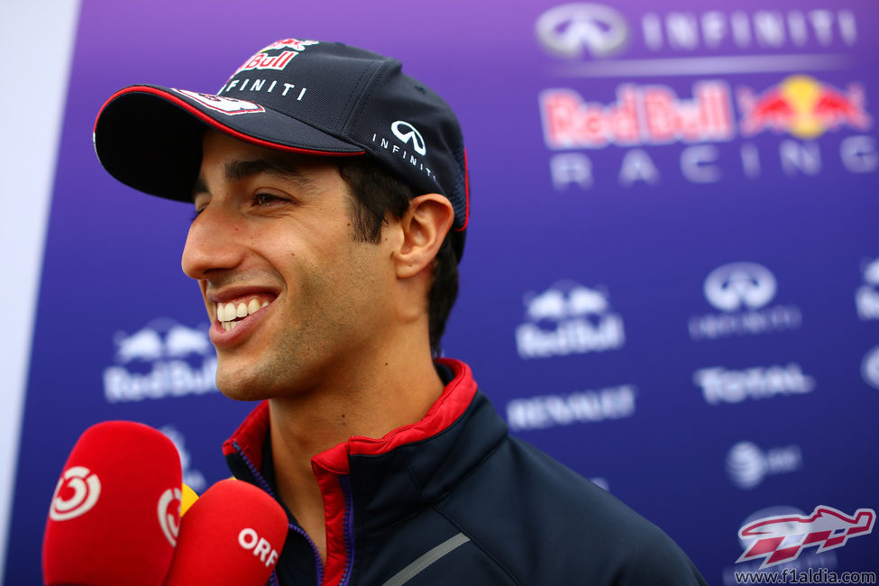 Daniel Ricciardo atiene a las televisiones
