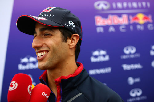 Daniel Ricciardo atiene a las televisiones