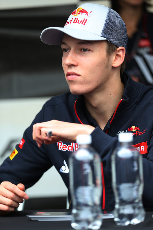 Daniil Kvyat firma autógrafos en Montreal