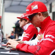 Kimi Räikkönen atiende a sus fans