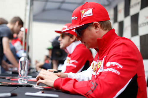 Kimi Räikkönen atiende a sus fans