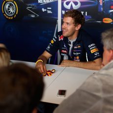 Sebastian Vettel responde a los periodistas