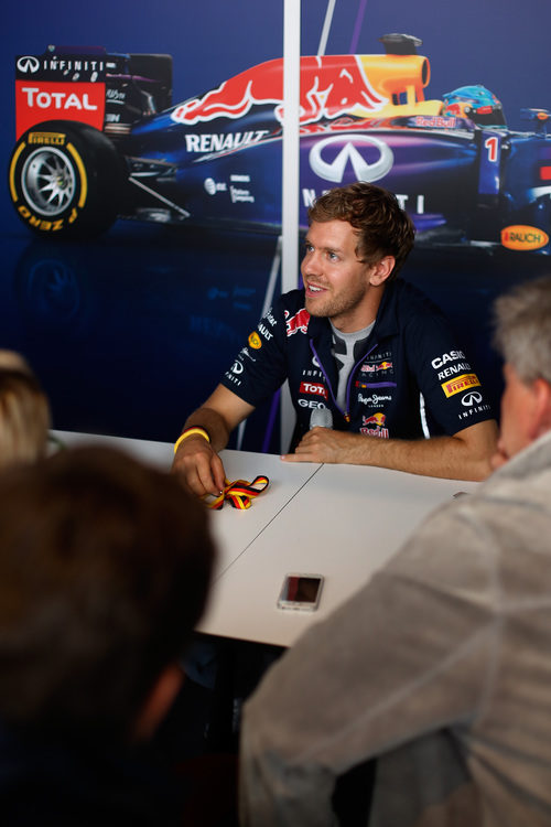 Sebastian Vettel responde a los periodistas