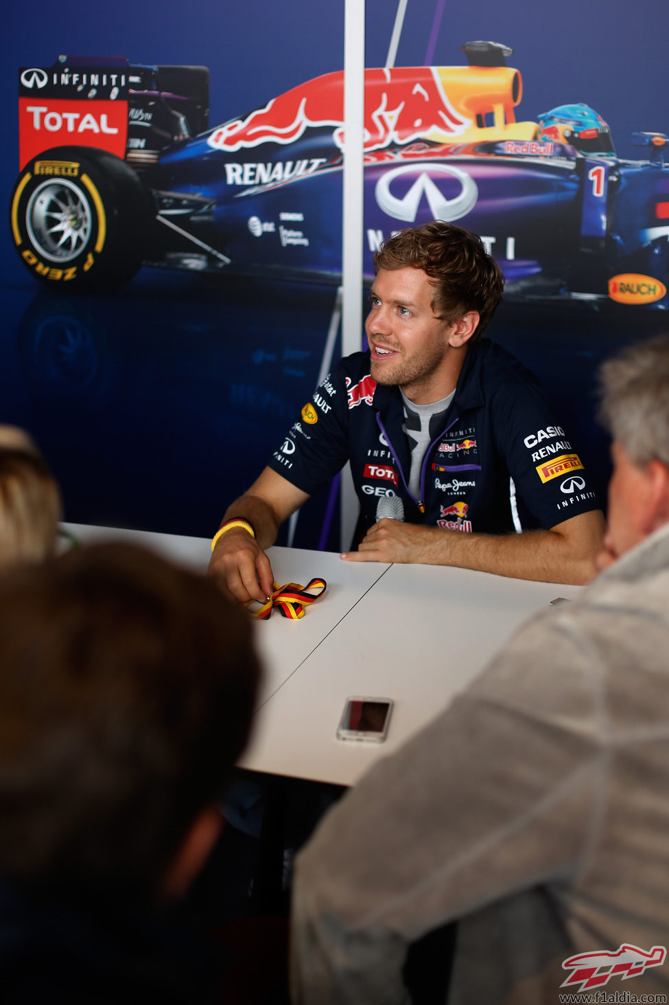 Sebastian Vettel responde a los periodistas