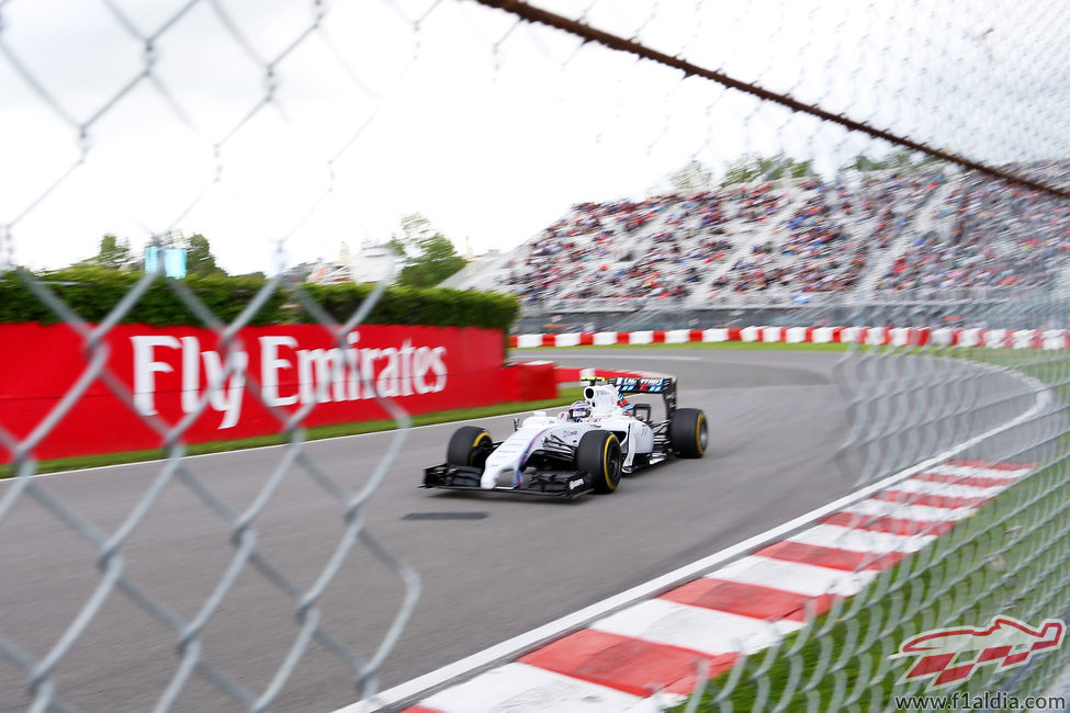 Valtteri Bottas se prepara para afrontar una recta