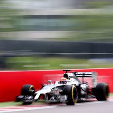 Jenson Button pasa cerca de las protecciones