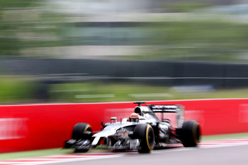 Jenson Button pasa cerca de las protecciones