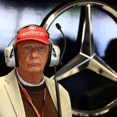 Niki Lauda, con gesto serio en Mercedes