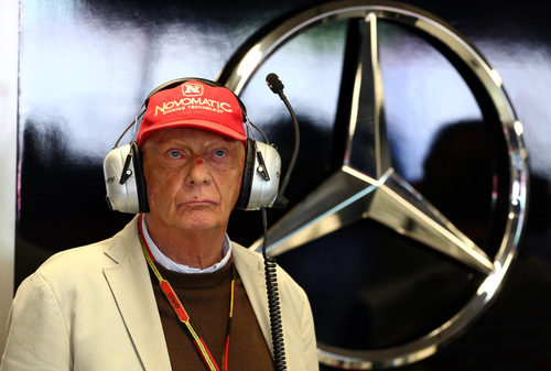 Niki Lauda, con gesto serio en Mercedes