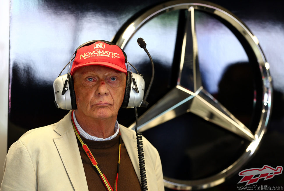 Niki Lauda, con gesto serio en Mercedes