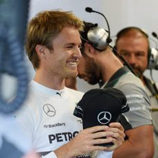 Nico Rosberg, muy contento en el box de Mercedes