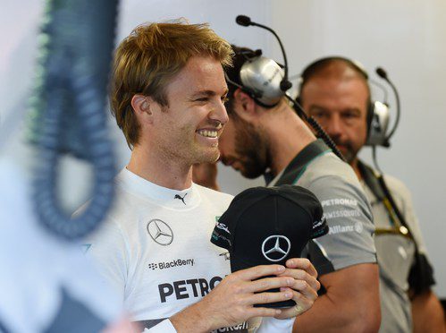 Nico Rosberg, muy contento en el box de Mercedes