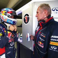 Sebastian Vettel charla con Helmut Marko antes de los Libres