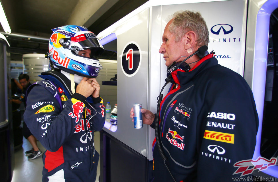 Sebastian Vettel charla con Helmut Marko antes de los Libres