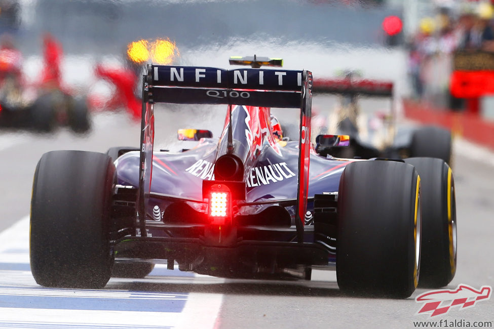 Daniel Ricciardo sale de boxes con neumático blando