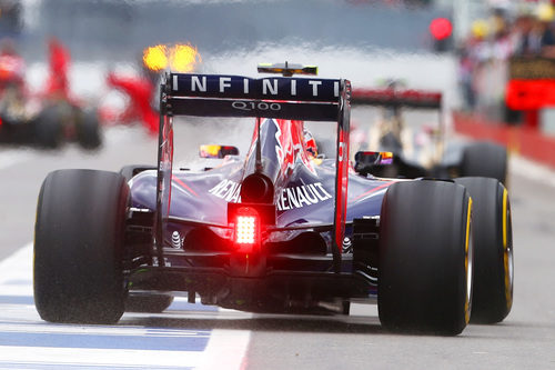 Daniel Ricciardo sale de boxes con neumático blando