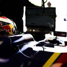 Daniil Kvyat observa lo que ocurre en pista