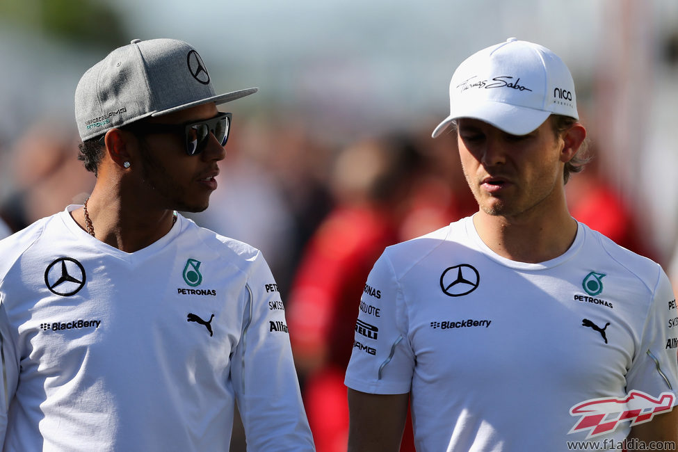 Nico Rosberg y Lewis Hamilton pasean juntos en Montreal