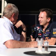 Christian Horner y Helmut Marko charlan en el paddock