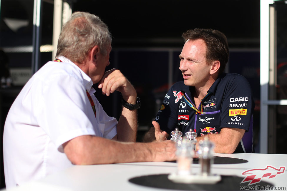 Christian Horner y Helmut Marko charlan en el paddock